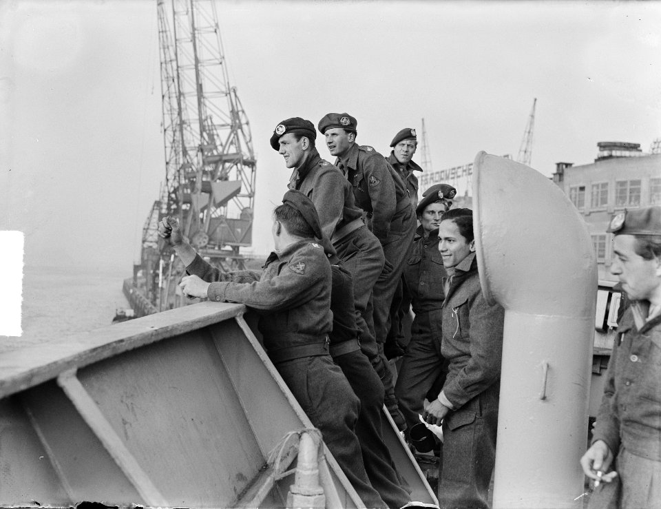 Vertrek Korea-vrijwilligers uit Rotterdam met de Zuiderkruis van de Rotterdams, Bestanddeelnr 904-2640