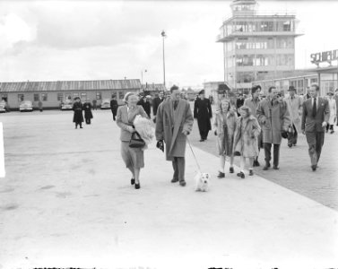 Vertrek koningin Juliana, Prins Bernhard, Prinses Beatrix , Prinses Irene naar S, Bestanddeelnr 903-8926