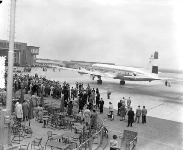 Vertrek KLM DC 6A Liftmaster Dr. Ir. M.A. Damme naar Christchurch. Deelnemer …, Bestanddeelnr 906-0028