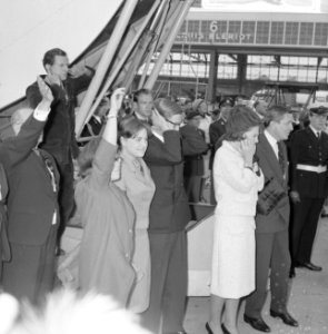Vertrek koningin Juliana en prins Bernhard naar de West, Bestanddeelnr 918-2251