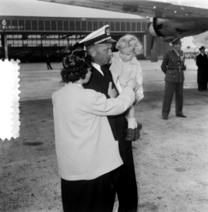 Vertrek KLM DC 6A Liftmaster Dr. Ir. M.A. Damme naar Christchurch. Deelnemer …, Bestanddeelnr 906-0029
