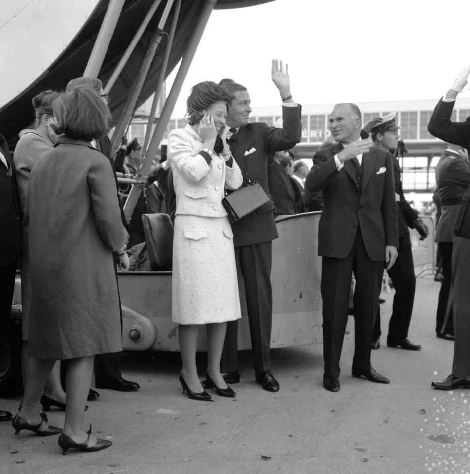 Vertrek koningin Juliana en prins Bernhard naar de West, Bestanddeelnr 918-2255