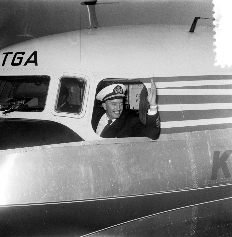 Vertrek KLM DC 6A Liftmaster Dr. Ir. M.A. Damme naar Christchurch. Deelnemer …, Bestanddeelnr 906-0030