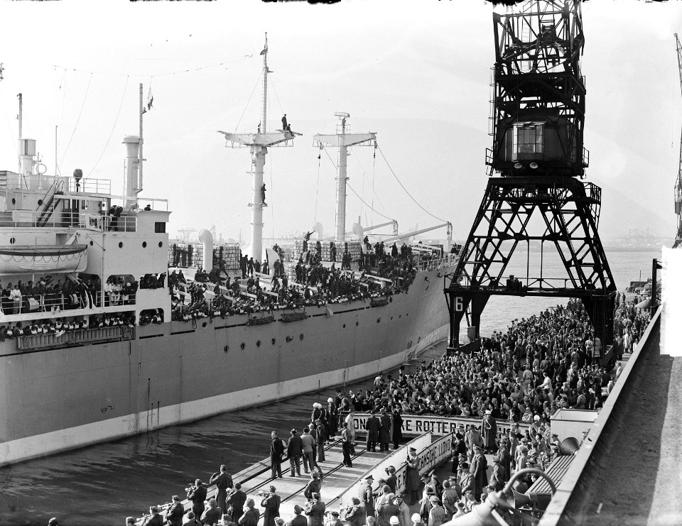 Vertrek Korea-vrijwilligers uit Rotterdam met de Zuiderkruis van de Rotterdams, Bestanddeelnr 904-2634