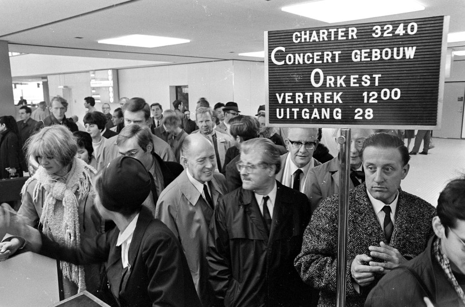 Vertrek Concertgebouworkest naar Spanje de leden op Schiphol, Bestanddeelnr 920-8087