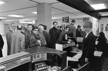 Vertrek Concertgebouworkest naar Spanje de leden op Schiphol, Bestanddeelnr 920-8088