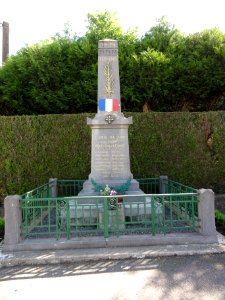 Verneuil-sur-Serre (Aisne) monument aux morts
