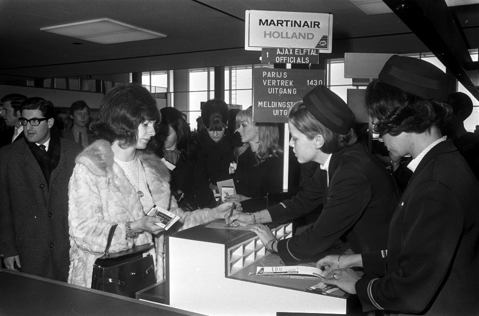 Vertrek Ajax-spelers met echtgenotes van Schiphol naar Parijs voor wedstrijd Ajax, Bestanddeelnr 922-1579