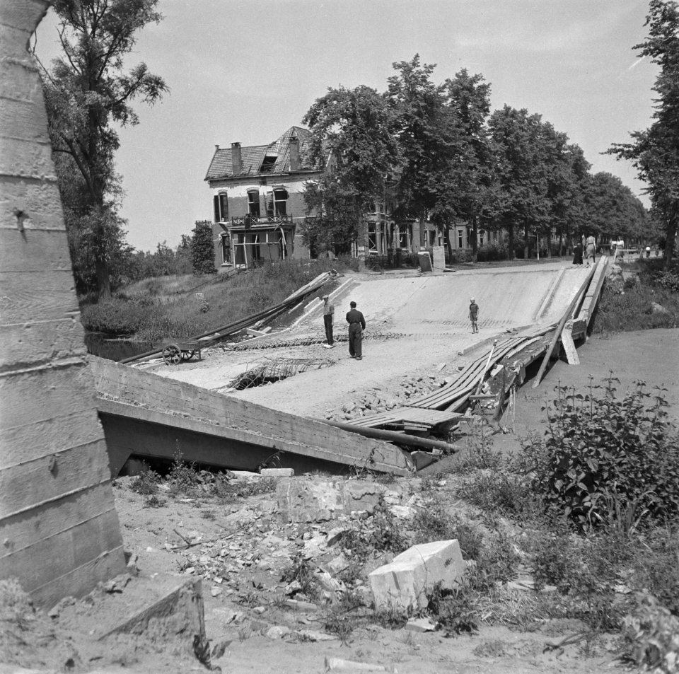 Vernield talud van de verkeersbrug Deventerweg, Zutphen, Bestanddeelnr 900-5178