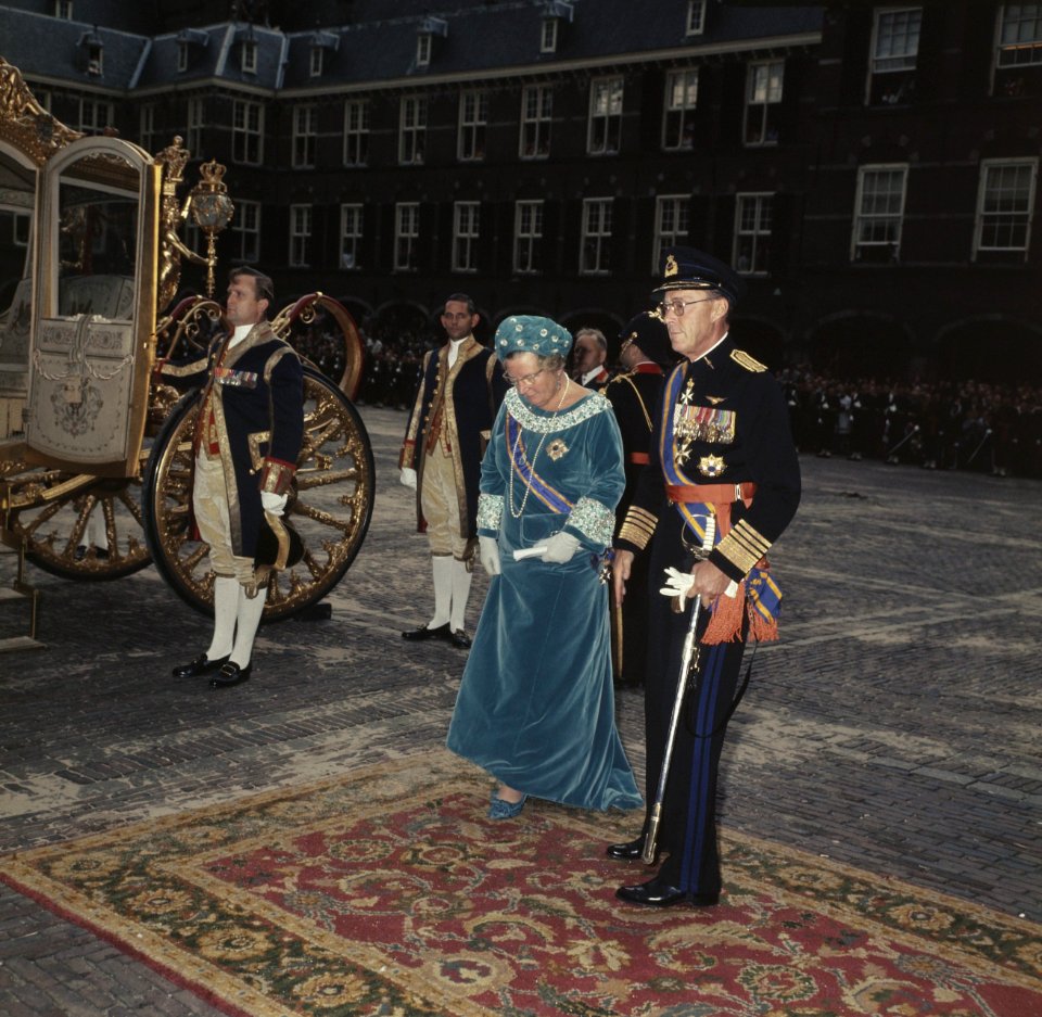 Vertrek koningin Juliana en prins Bernhard uit de Ridderzaal, Bestanddeelnr 254-8180