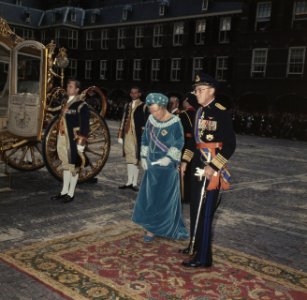 Vertrek koningin Juliana en prins Bernhard uit de Ridderzaal, Bestanddeelnr 254-8180