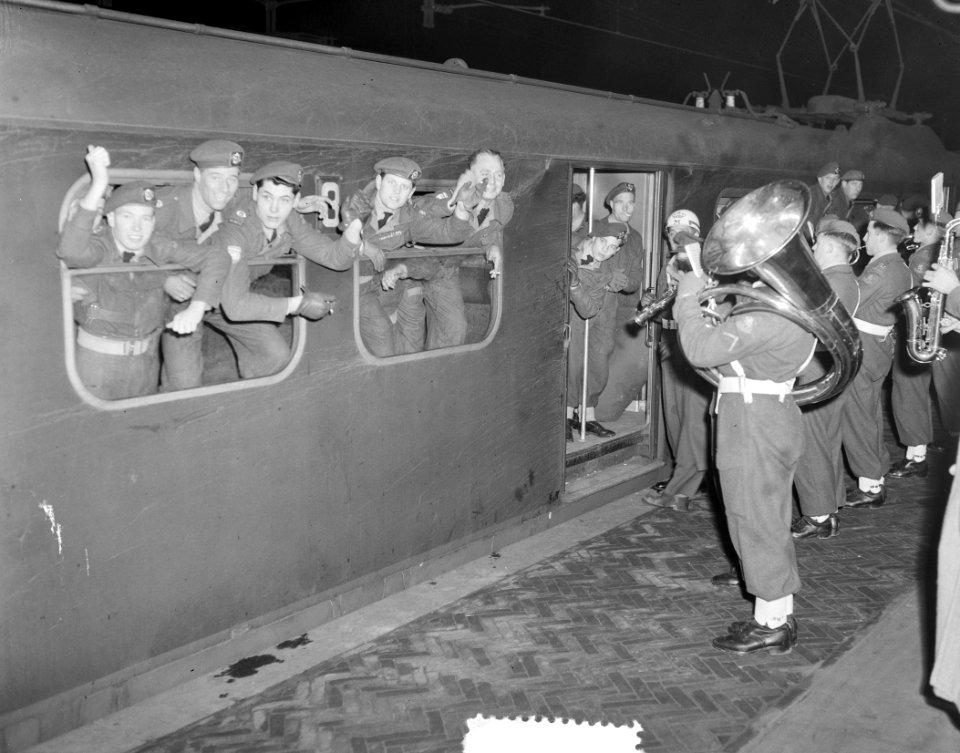 Vertrek 160 Koreavrijwilligers uit Rossendaal, Bestanddeelnr 904-9147