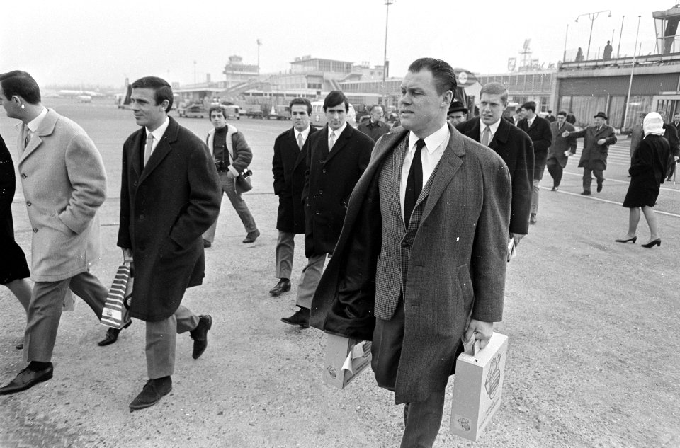 Vertrek Ajax naar Praag, v.l.n.r. Soetekouw, Muller, Swart, Michels en Pronk op , Bestanddeelnr 920-1407