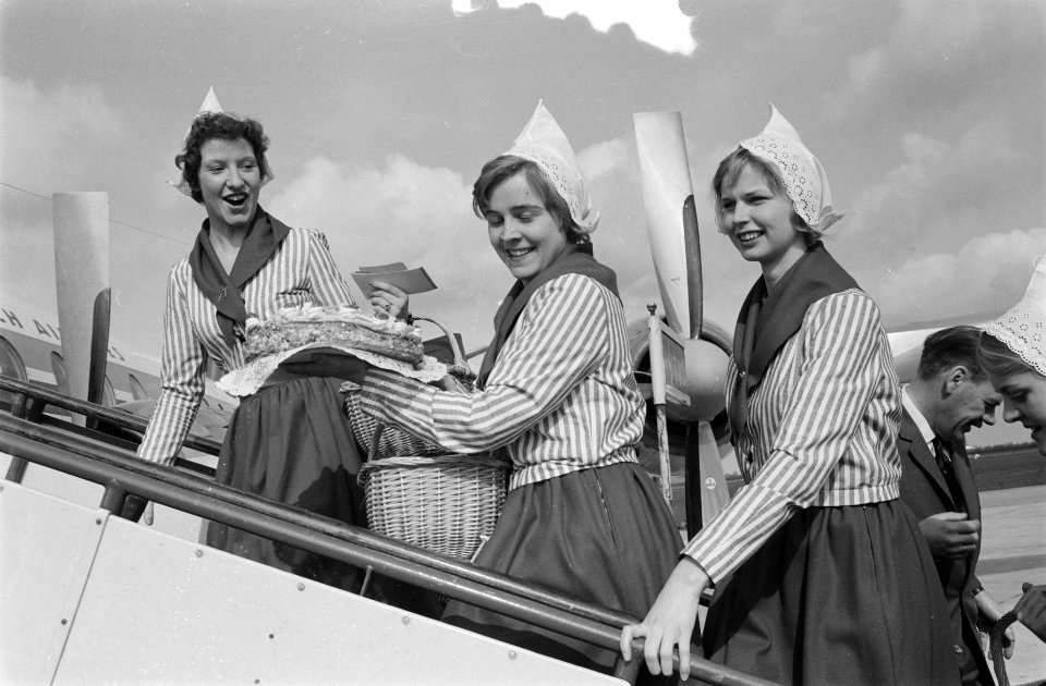 Vertrek kaasmeisjes voor goodwill-reis naar Engeland en Schotland Kaasmeisje op, Bestanddeelnr 912-2983
