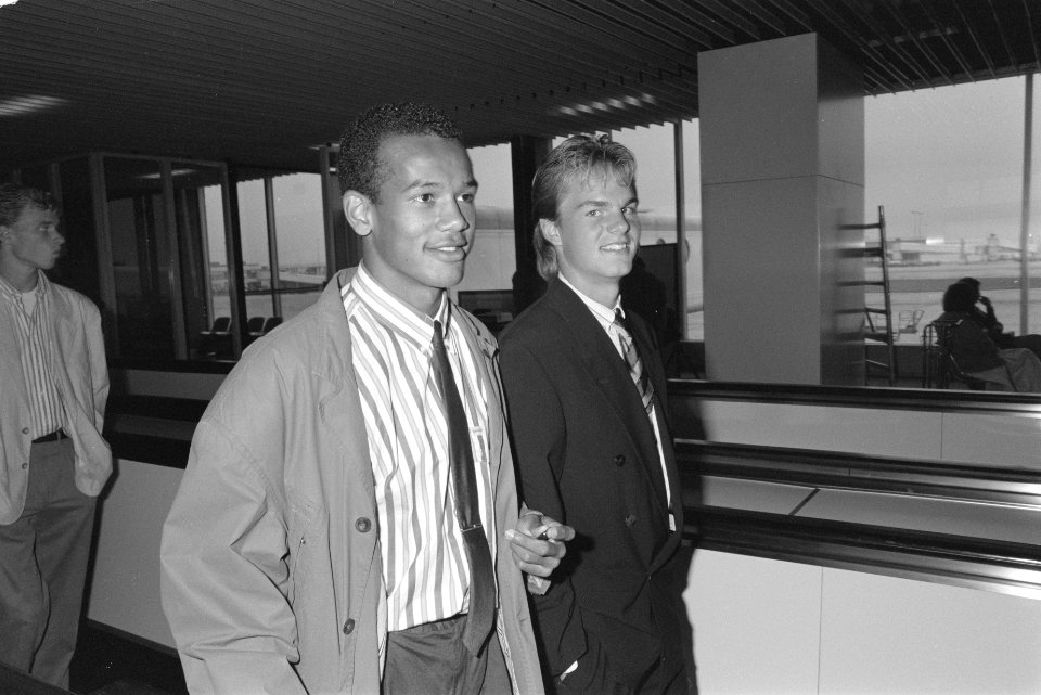Vertrek Ajax naar Lissabon Marciano Vink (l) en Ronald de Boer, Bestanddeelnr 934-3058