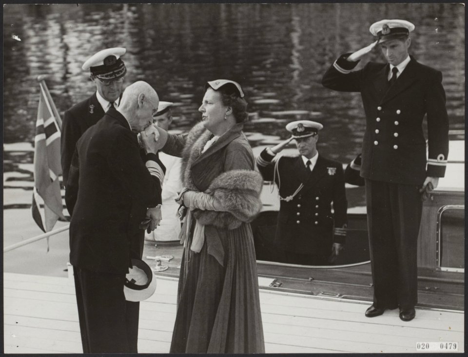 Vertrek koning Haakon van Noorwegen. Hij wordt uitgeleide gedaan uit Amsterdam d, Bestanddeelnr 020-0479