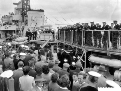 Vertrek Hr Ms Piet Hein naar Nieuw Guinea, Bestanddeelnr 909-8480 photo