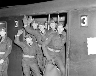 Vertrek 160 Koreavrijwilligers uit Rossendaal afscheid Pater van der Vrande, Bestanddeelnr 904-9151 photo