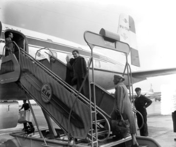 Vertrek Eduard van Beinum en vrouw van Schiphol naar Zuid-Amerika, Bestanddeelnr 905-7875
