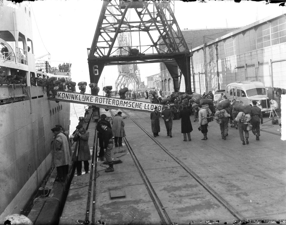 Vertrek Korea-vrijwilligers uit Rotterdam met de Zuiderkruis van de Rotterdams, Bestanddeelnr 904-2641