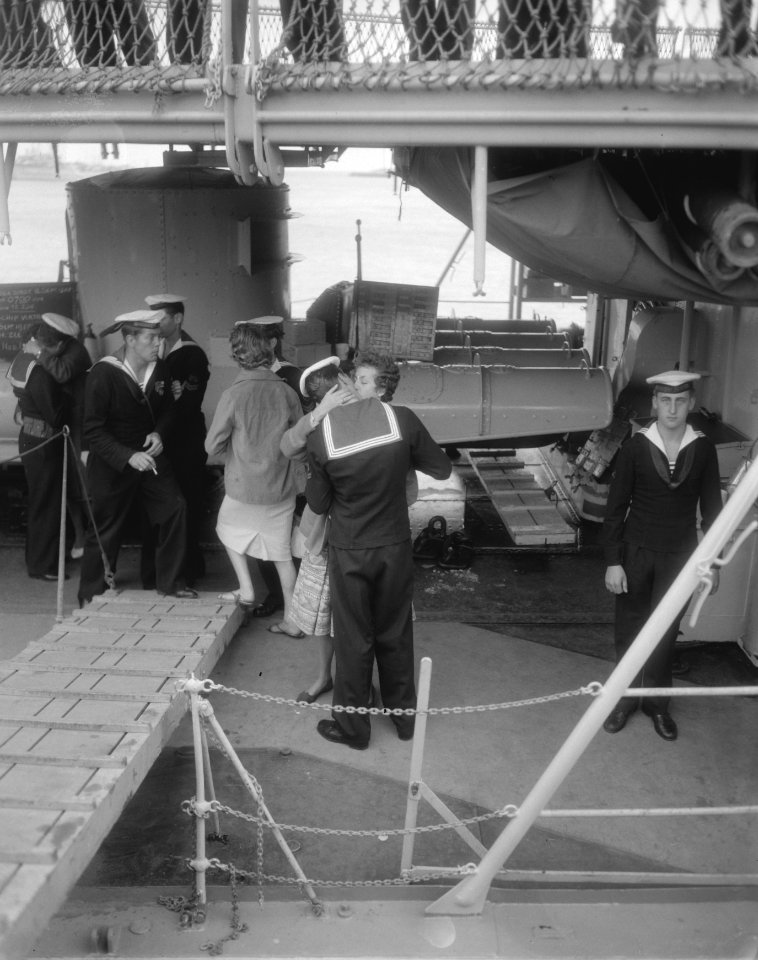 Vertrek Hr Ms Piet Hein naar Nieuw Guinea afscheid, Bestanddeelnr 909-8479