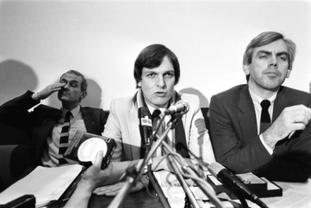 Vermoeide hoofdinspecteur Sietsma (l) en inspecteur Van Beek (r), Bestanddeelnr 932-7925