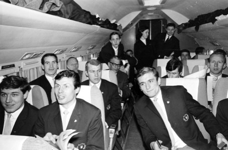 Vertrek Ajax naar Praag, de ploeg in vliegtuig, Bestanddeelnr 920-1409