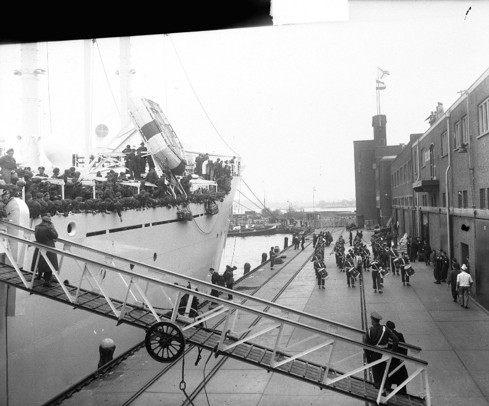 Vertrek Groote Beer met militairen in gezelschap Bombe het verlaten van de trei, Bestanddeelnr 903-3098