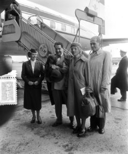 Vertrek Eduard van Beinum en vrouw van Schiphol naar Zuid-Amerika, Bestanddeelnr 905-7876