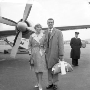 Vertrek Eef Kamerbeek en Mary Bignal naar Londen Mary Bignal en Eef Kamerbeek op, Bestanddeelnr 911-6378