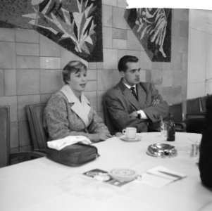 Vertrek Eef Kamerbeek en Mary Bignal naar Londen Mary Bignal en Eef Kamerbeek ti, Bestanddeelnr 911-6377