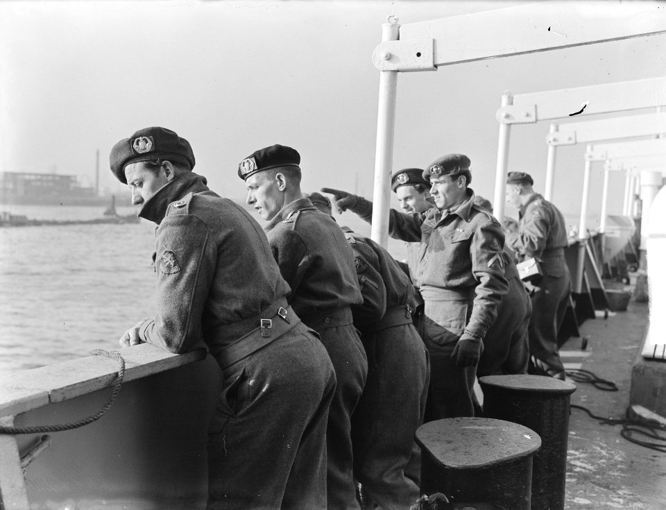 Vertrek Korea-vrijwilligers uit Rotterdam met de Zuiderkruis van de Rotterdams, Bestanddeelnr 904-2631