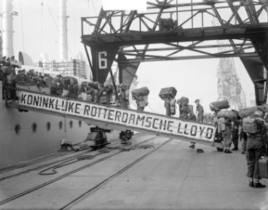 Vertrek Korea-vrijwilligers uit Rotterdam met de Zuiderkruis van de Rotterdams, Bestanddeelnr 904-2632