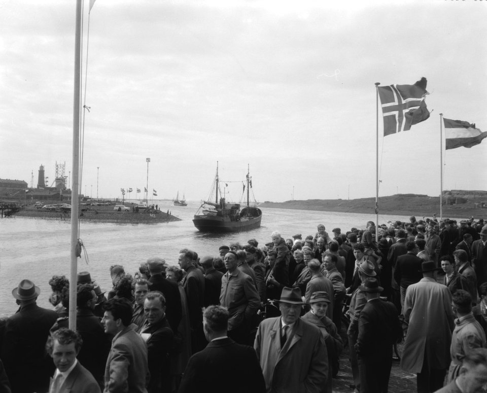 Vertrek haringvloot uit IJmuiden, Bestanddeelnr 909-5690