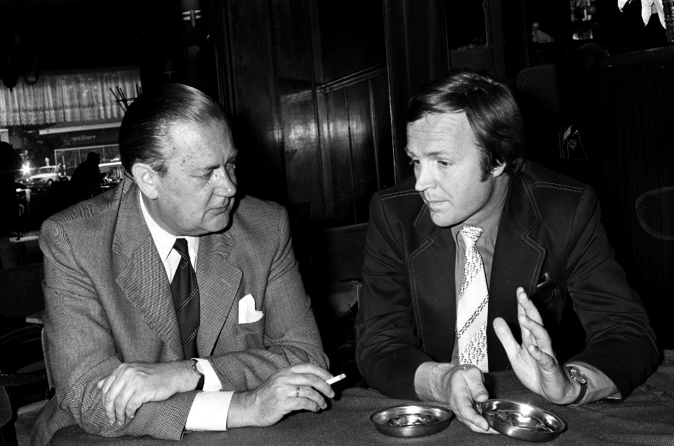 Vermoedelijke opvolger van Glastra-Van Loon, mr. H.J. Zeevalking (links), in ges, Bestanddeelnr 927-9688