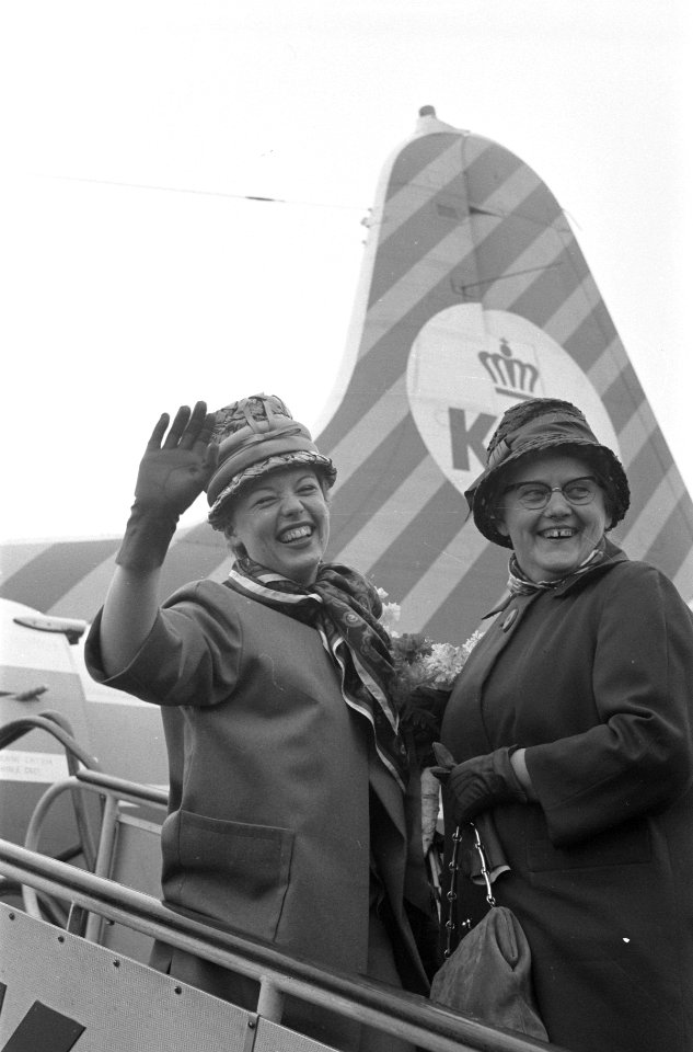 Vertrek Greetje Kauffeld Schiphol Greetje Kauffeld en haar moeder op vliegtuigt, Bestanddeelnr 912-2247