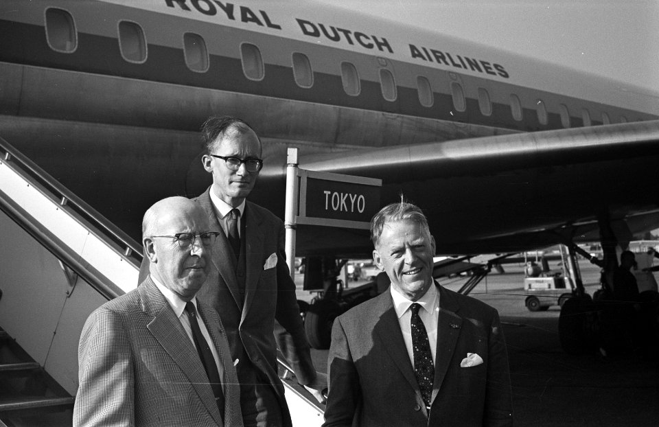 Vertrek financiele experts naar Tokio vanaf Schiphol vlnr dr Holtrop , mini, Bestanddeelnr 916-8389