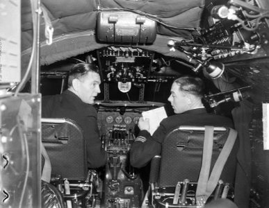 Vertrek Franeker naar Batavia (Groothof, de Haas, Fuch In cockpit 1e piloot De, Bestanddeelnr 903-2083