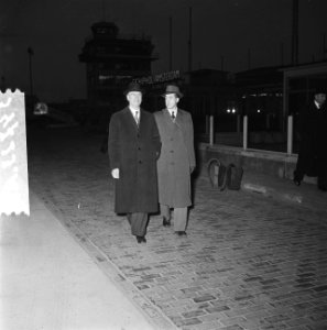 Vertrek Ierse Minister President De Valera na oogoperatie door Professor Weve te, Bestanddeelnr 934-5443