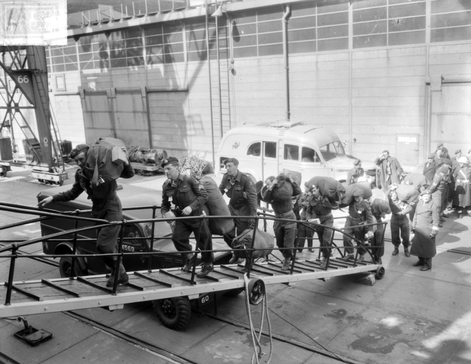 Vertrek Korea vrijwilligers met het Amerikaans troepentransportschip 'General J., Bestanddeelnr 904-4991