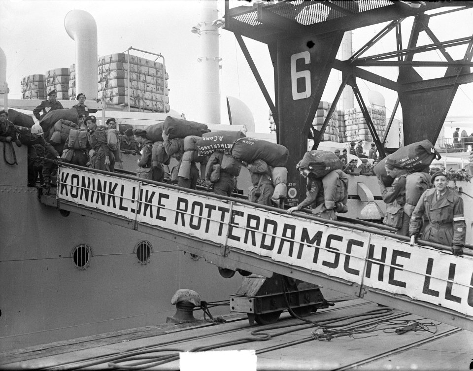 Vertrek Korea-vrijwilligers uit Rotterdam met de Zuiderkruis van de Rotterdams, Bestanddeelnr 904-2637