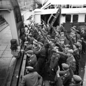 Vertrek eerste detachement van de eerste Surinaamse compagnie per Ms. Willemstad, Bestanddeelnr 911-9775