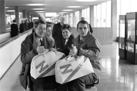 Vertrek Frits Bartling naar Olympische Spelen (Grenoble) Bartling (l) en Bols op, Bestanddeelnr 921-0371