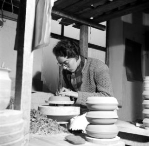 Vermoedelijk Eva Staer-Nielsen aan het werk op de schopstoel, Bestanddeelnr 252-8895