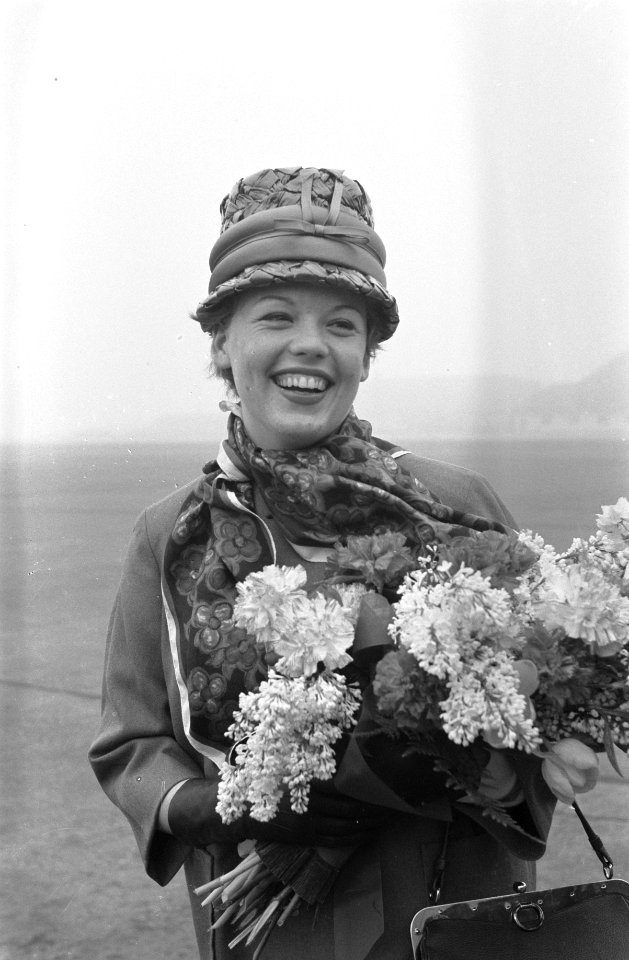 Vertrek Greetje Kauffeld Schiphol Greetje Kauffeld en zomerhoed, Bestanddeelnr 912-2246