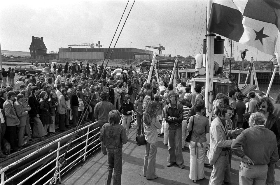 Veronica en Noordzee spelen vriendschappelijke wedstrijd (voetbal) supporters b, Bestanddeelnr 927-4241