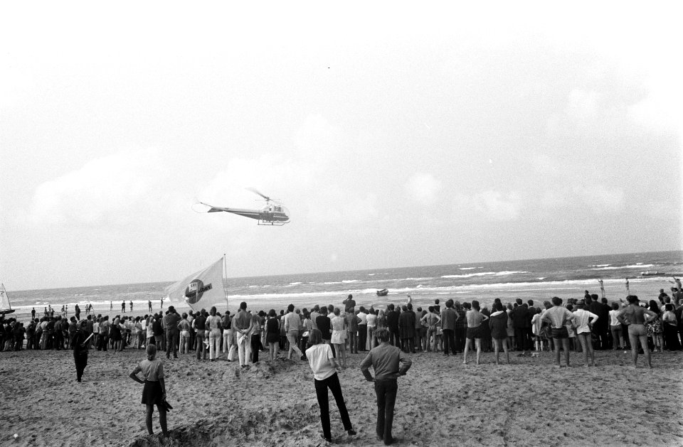 Veronica helikopter op Zandvoort strand, Bestanddeelnr 922-7120