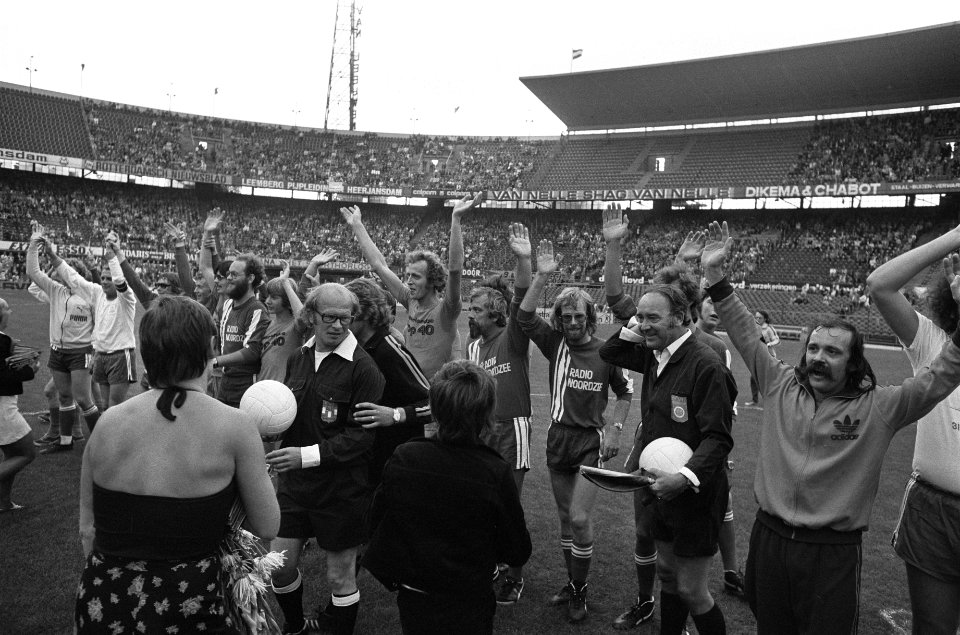 Veronica en Noordzee spelen vriendschappelijke wedstrijd (voetbal) supporters b, Bestanddeelnr 927-4242