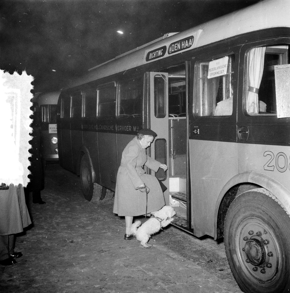 Vertrek eerste autobus NS van Amsterdam naar Den Haag, Bestanddeelnr 906-0471