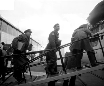 Vertrek Korea vrijwilligers met het Amerikaans troepentransportschip 'General J., Bestanddeelnr 904-4994